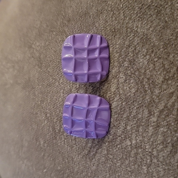 3/$30 VTG 1980s Mod Purple Metal Square Post Earrings - Picture 2 of 3